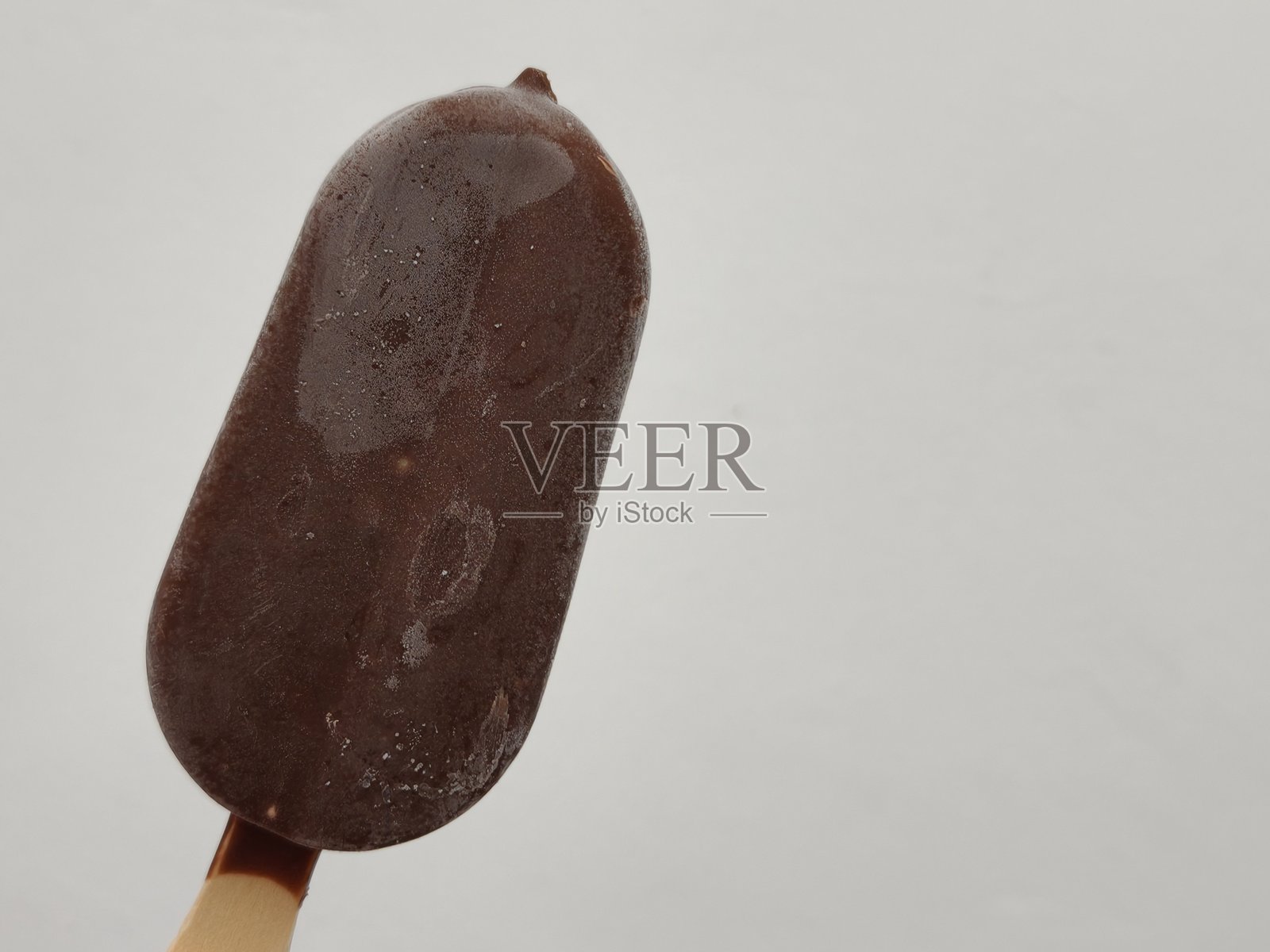 巧克力覆盖的杏仁冰淇淋棒照片摄影图片