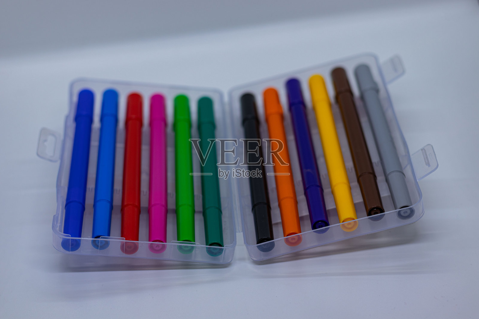 学生的彩色笔带笔帽。照片摄影图片