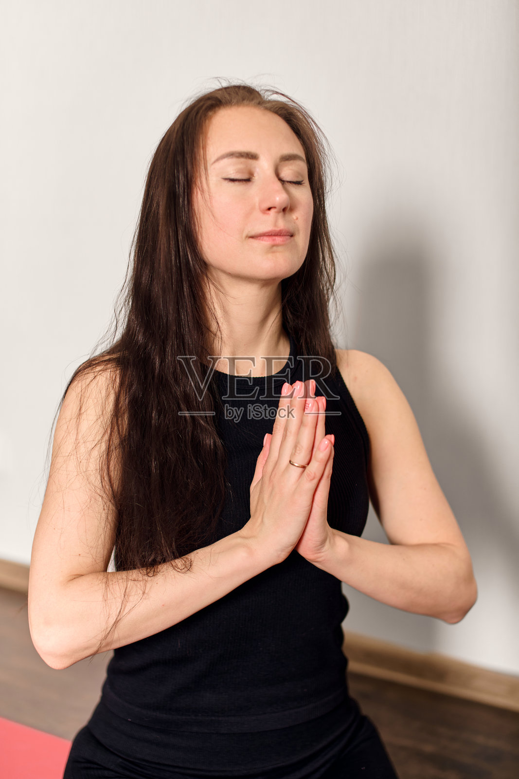 平静的瑜伽练习,双手合十姿势照片摄影图片