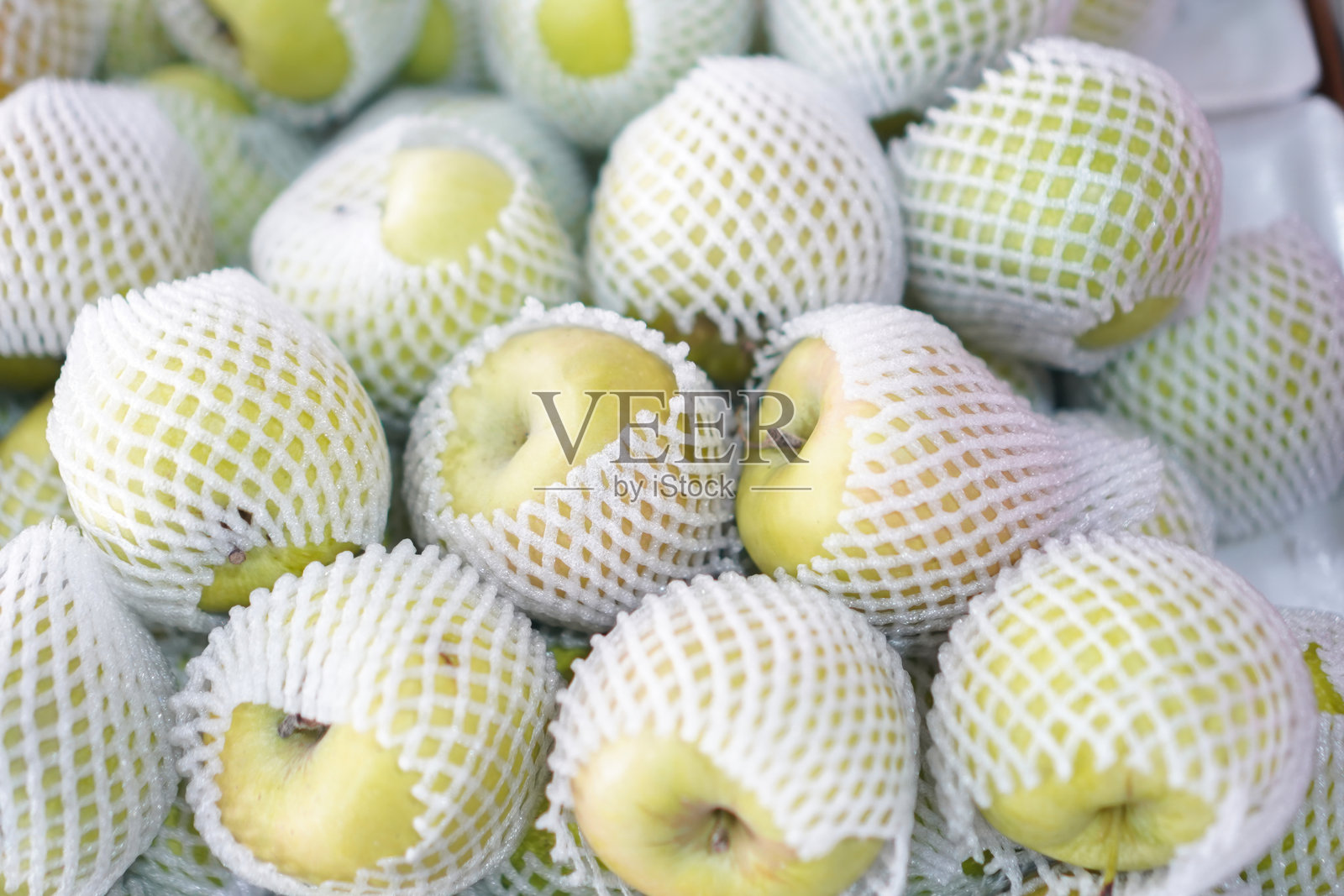 市场销售的包裹苹果照片摄影图片