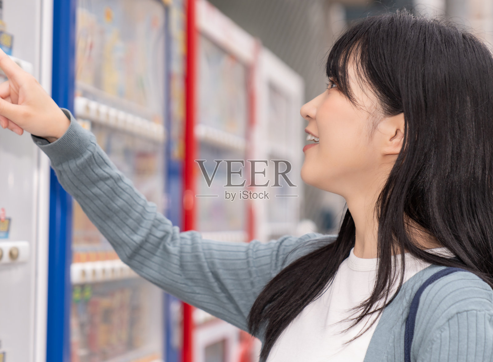 迷人的亚洲女性,自动售货机照片摄影图片