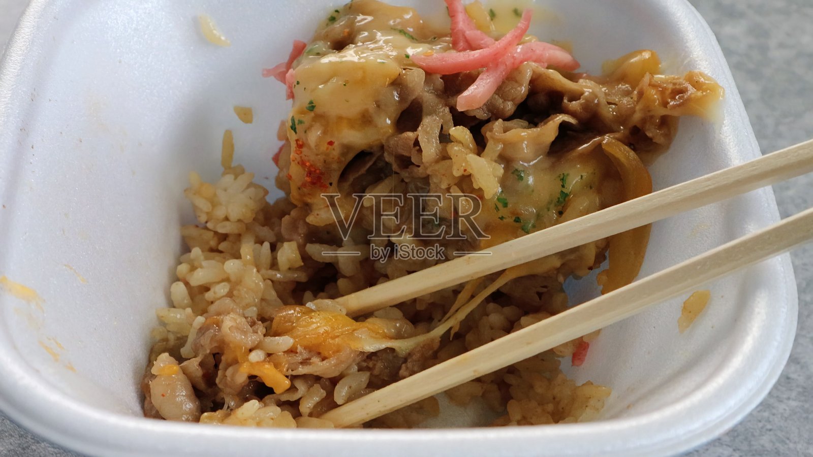 半吃的牛肉饭照片摄影图片