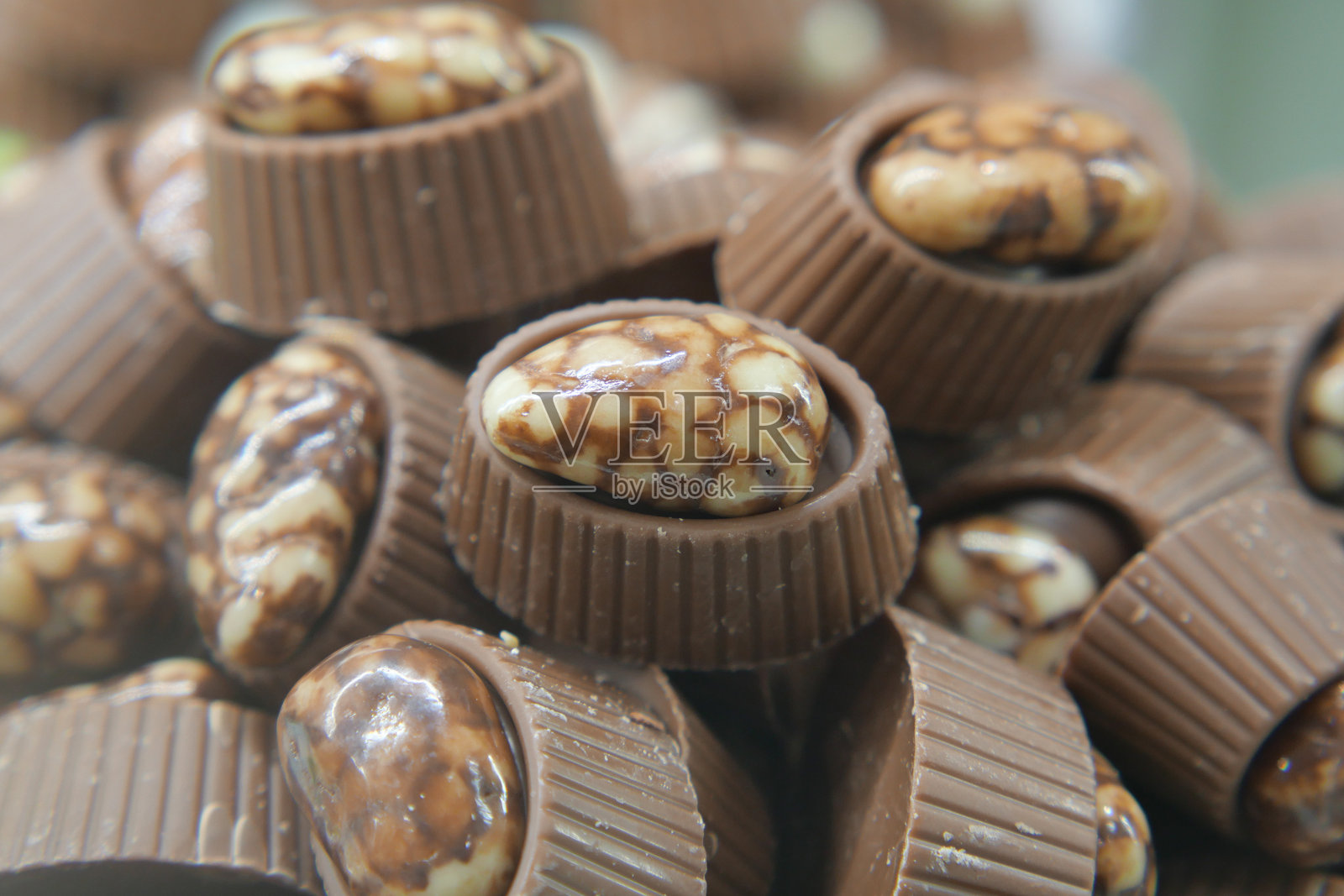 市场上展示的巧克力美食,具有独特的质地和风味照片摄影图片