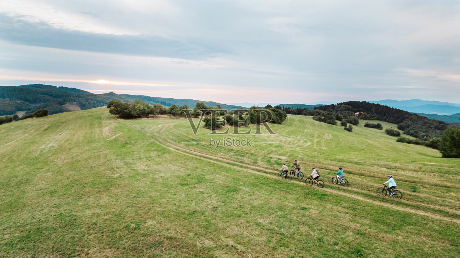 多代同堂的自然骑行之旅。照片摄影图片