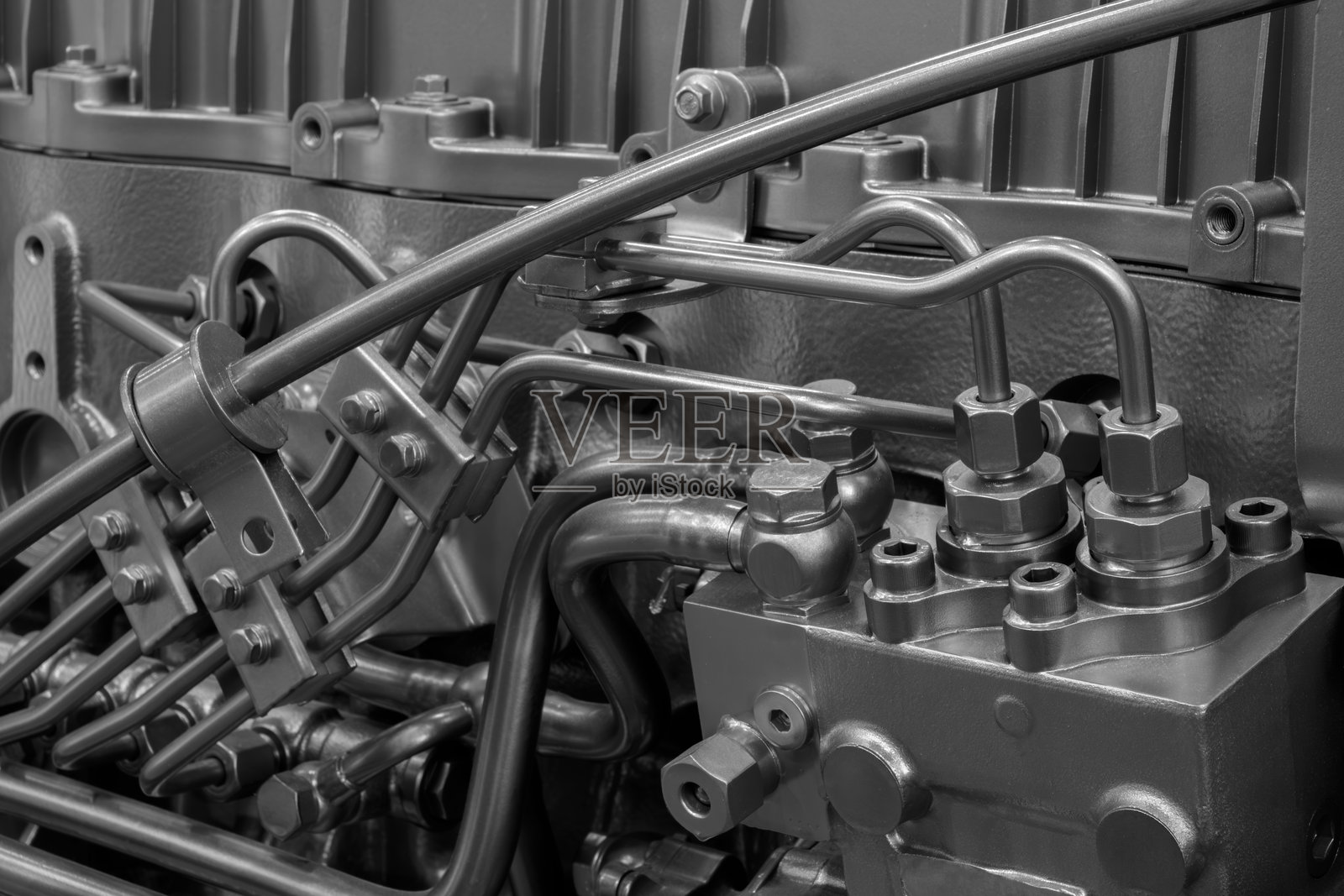 大型发动机的特写,配有许多管道和阀门。复杂性和精细性的概念,各个组件协同工作以驱动发动机。照片摄影图片