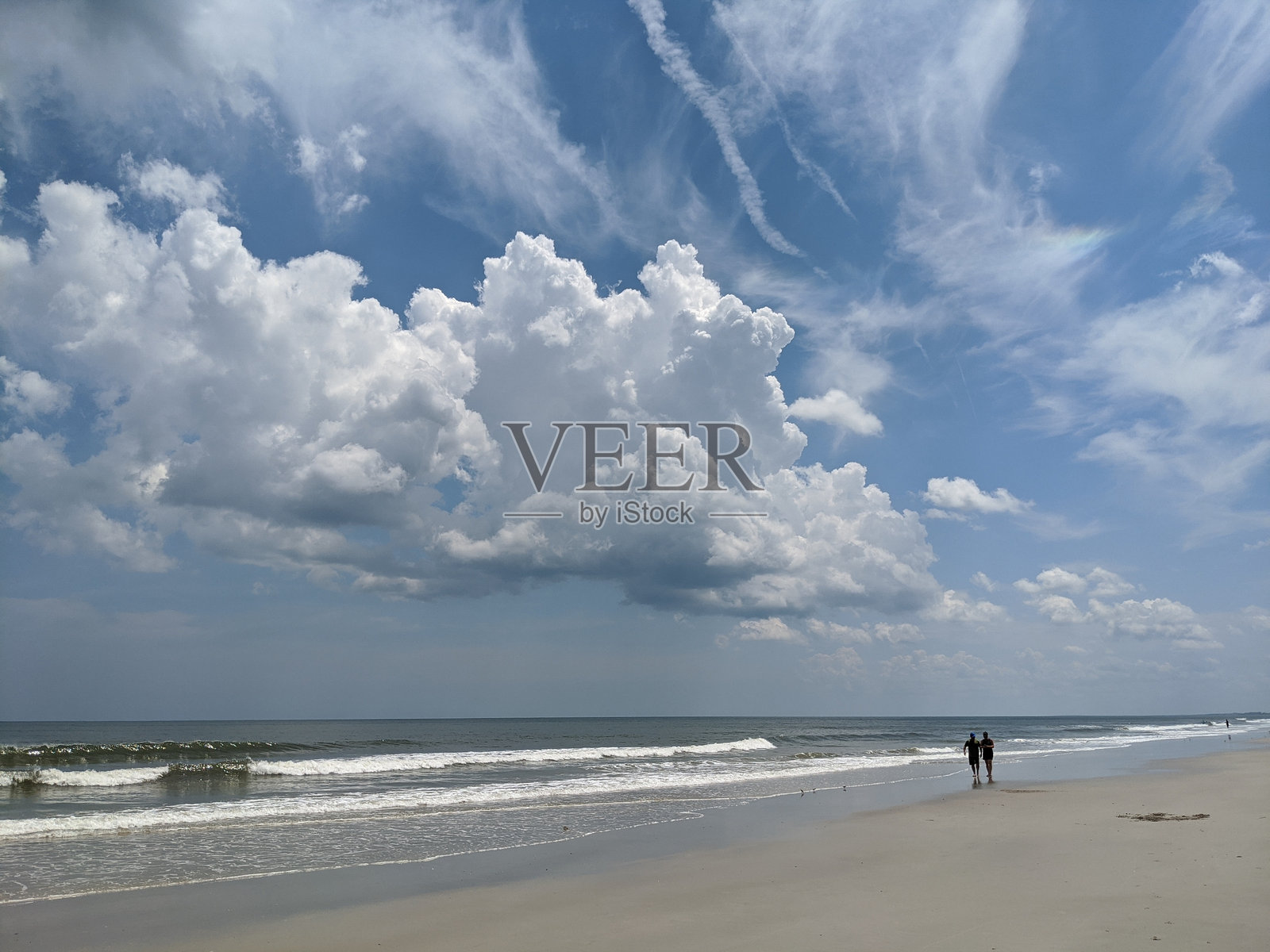 希尔顿黑德岛,南卡罗来纳,白天与人们一起海滩散步照片摄影图片