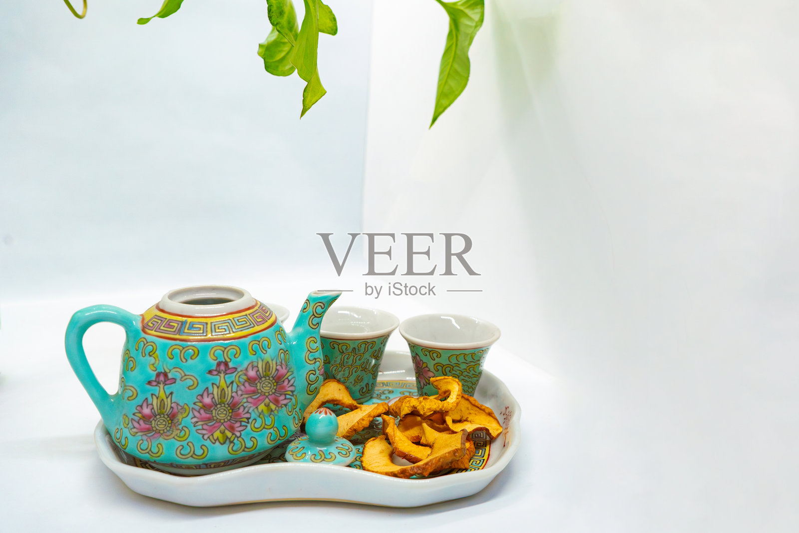 脱水苹果干配茶,是下午的干果点心配绿茶照片摄影图片