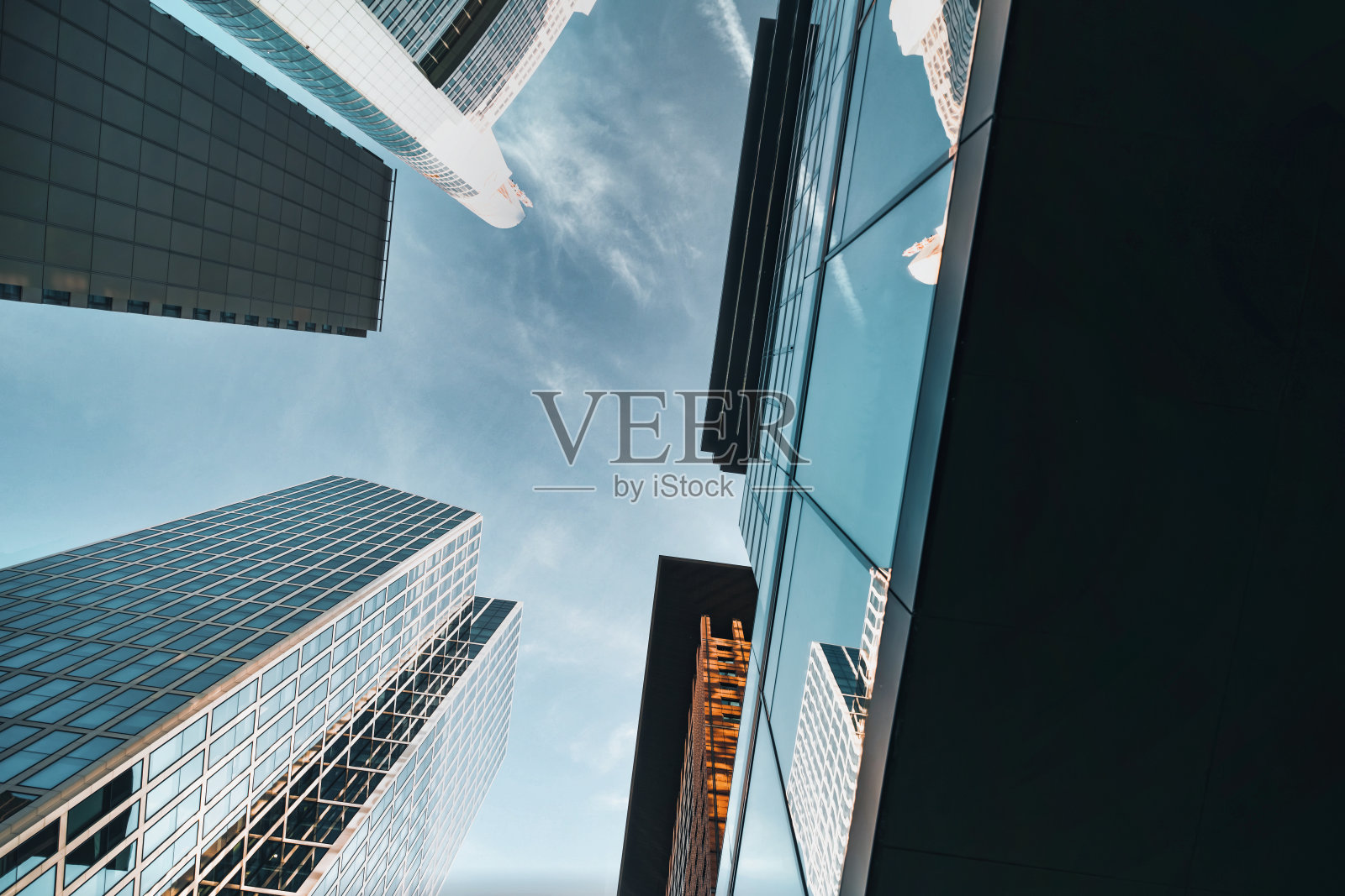 法兰克福银行区的现代商业大厦映衬着蓝天照片摄影图片