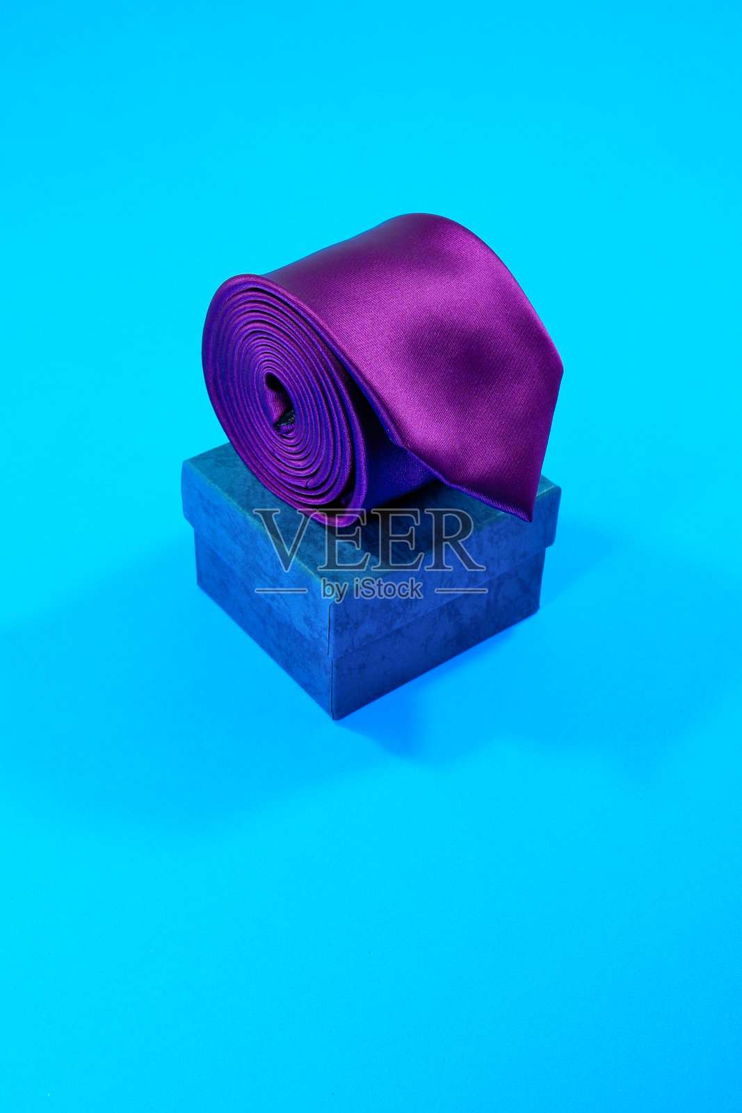 紫色领带礼品盒特写照片摄影图片