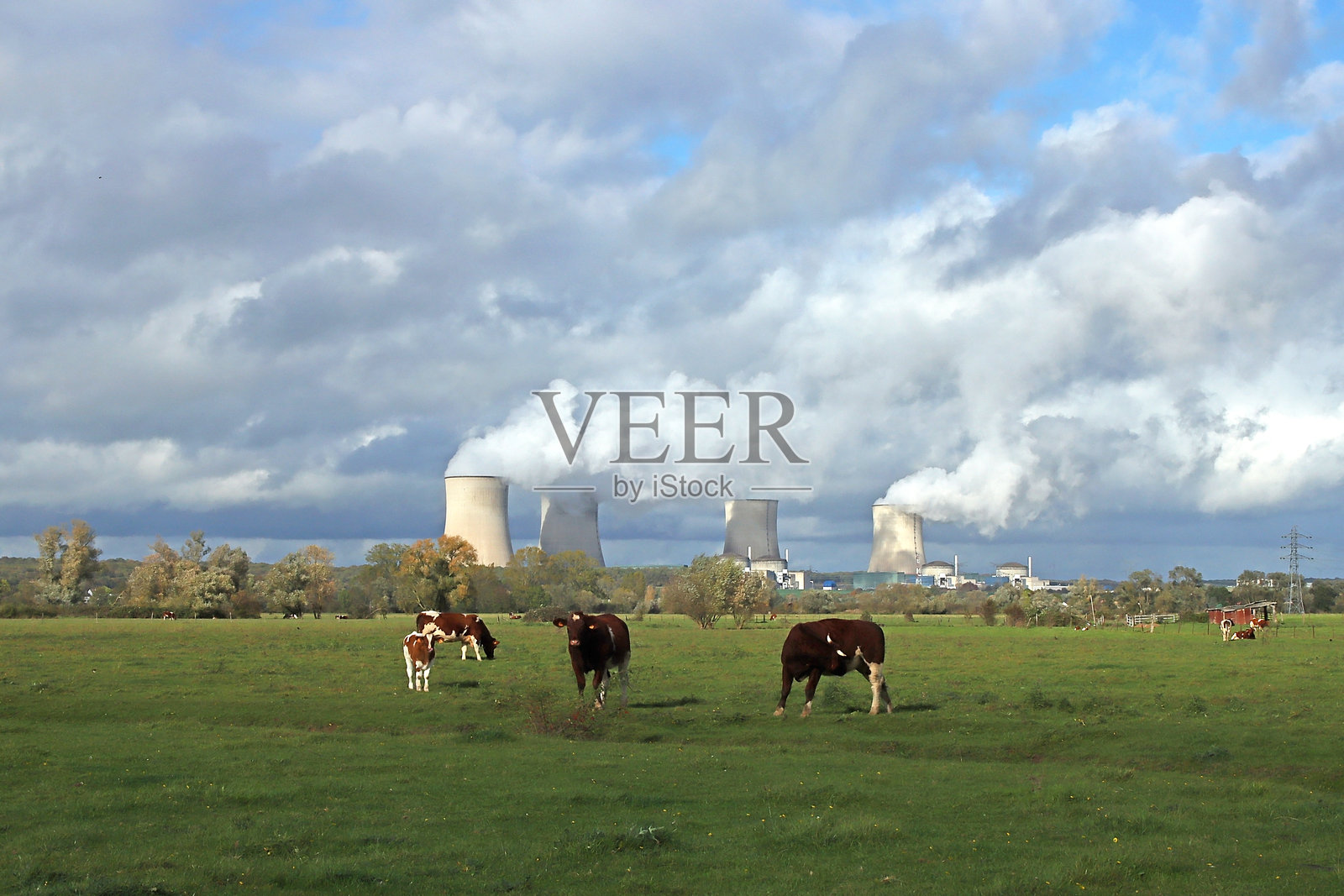 卡腾姆发电厂和牧场。照片摄影图片