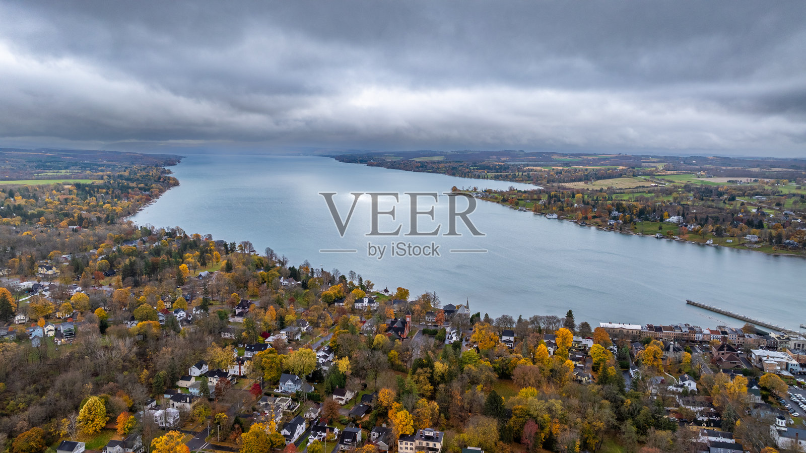 斯凯尼亚特尔镇、斯凯尼亚特尔湖和纽约州奥农达加县周围秋季树叶的航拍照片。照片摄影图片