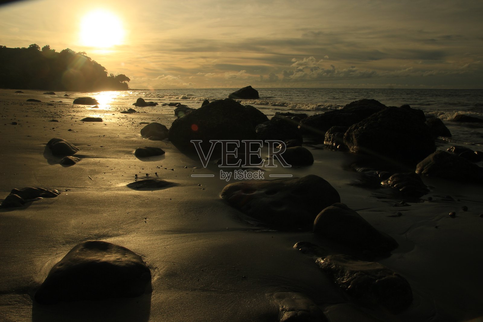 美丽的傍晚日落在海滩上照片摄影图片