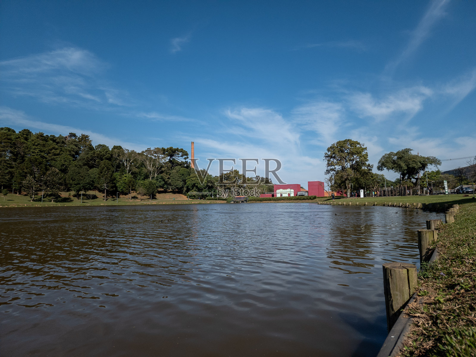 一个秋天的下午,库里蒂巴圣洛伦索公园的美丽全景照片摄影图片