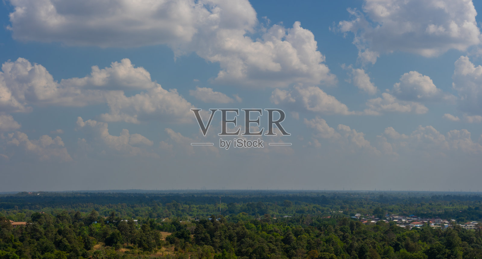 天空和云彩在山和土地的背景照片摄影图片