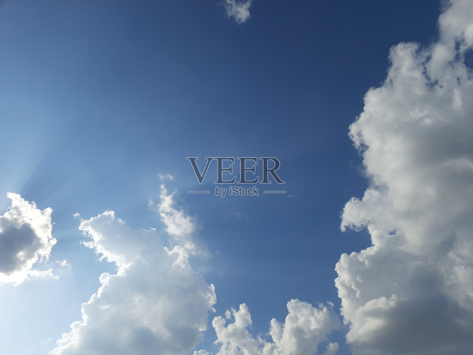 晴朗下午蓝天上的美丽白云照片摄影图片