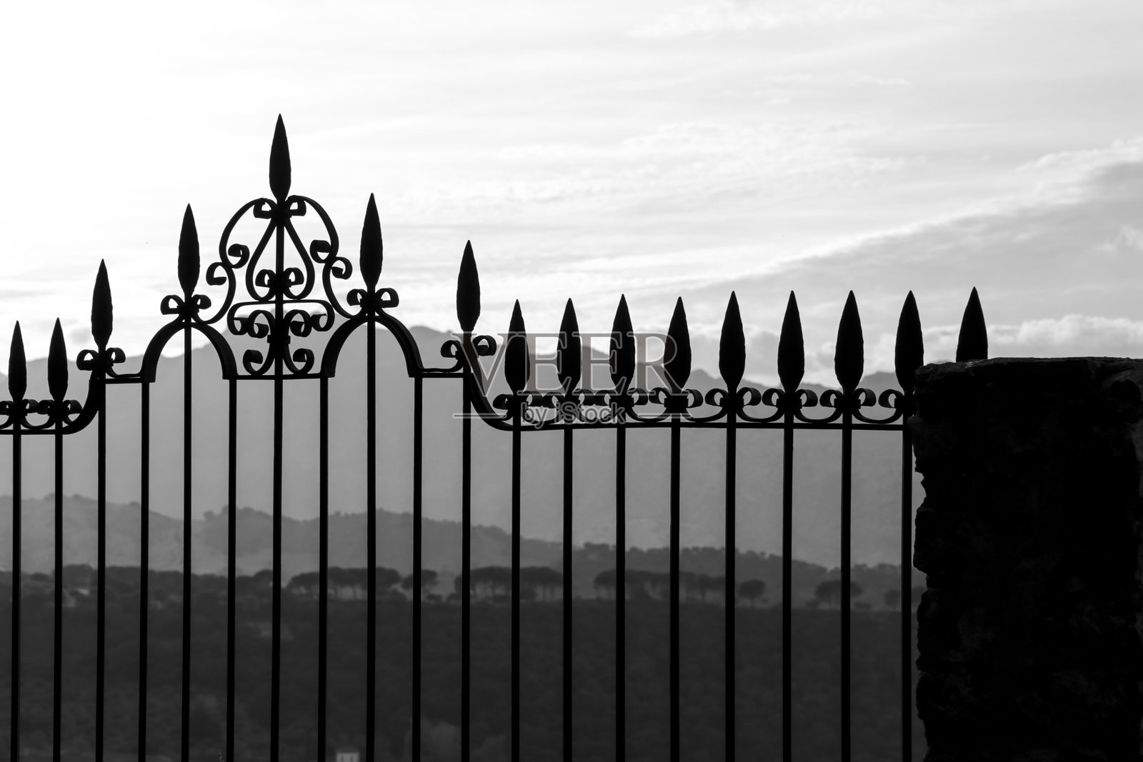 从玛丽亚·奥西利亚多拉(Maria Auxiliadora)的视角看周围的山谷和隆达(Serrania de Ronda)的山丘照片摄影图片