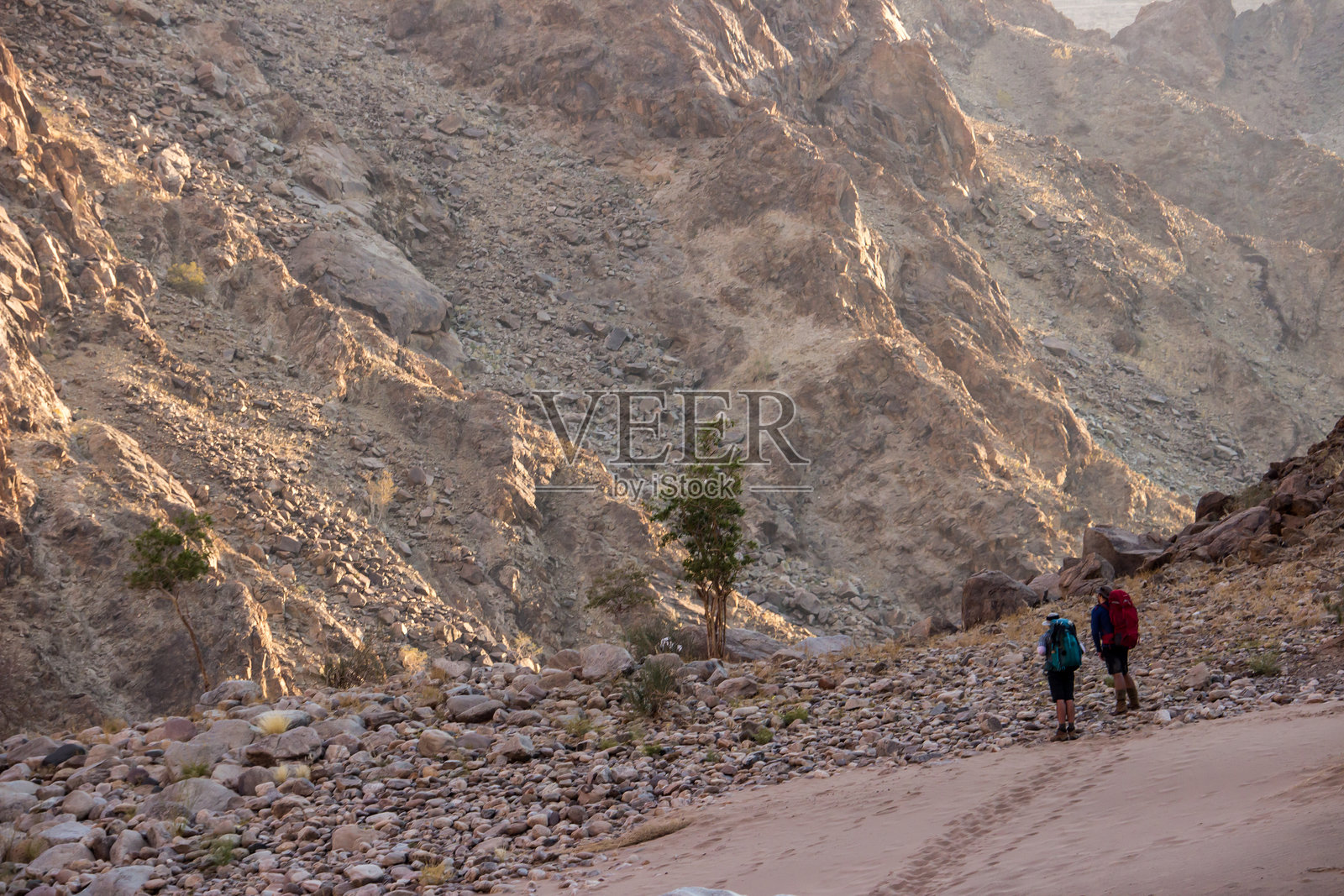 两个徒步旅行者在鱼河峡谷荒凉崎岖的风景照片摄影图片