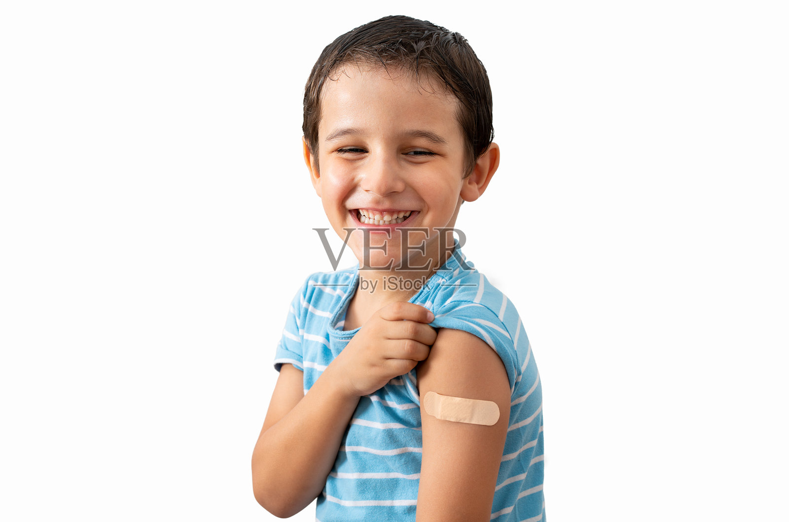 快乐的孩子接种疫苗后贴着创可贴照片摄影图片