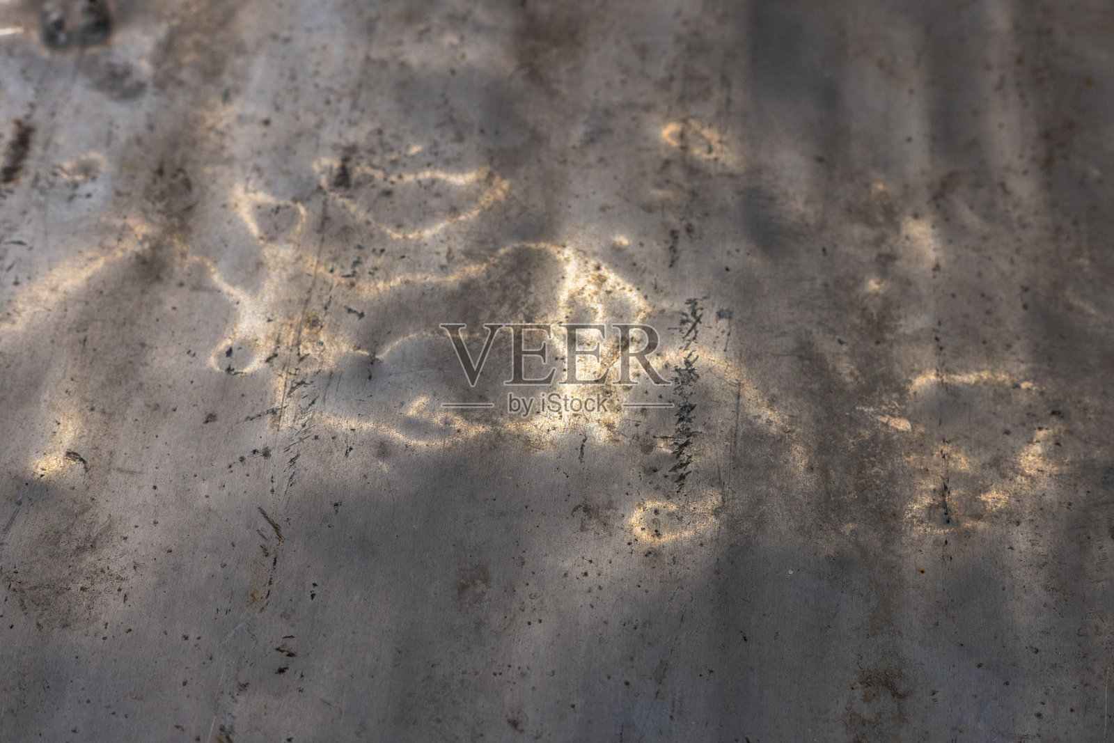 户外金属表面带有光线反射和划痕照片摄影图片