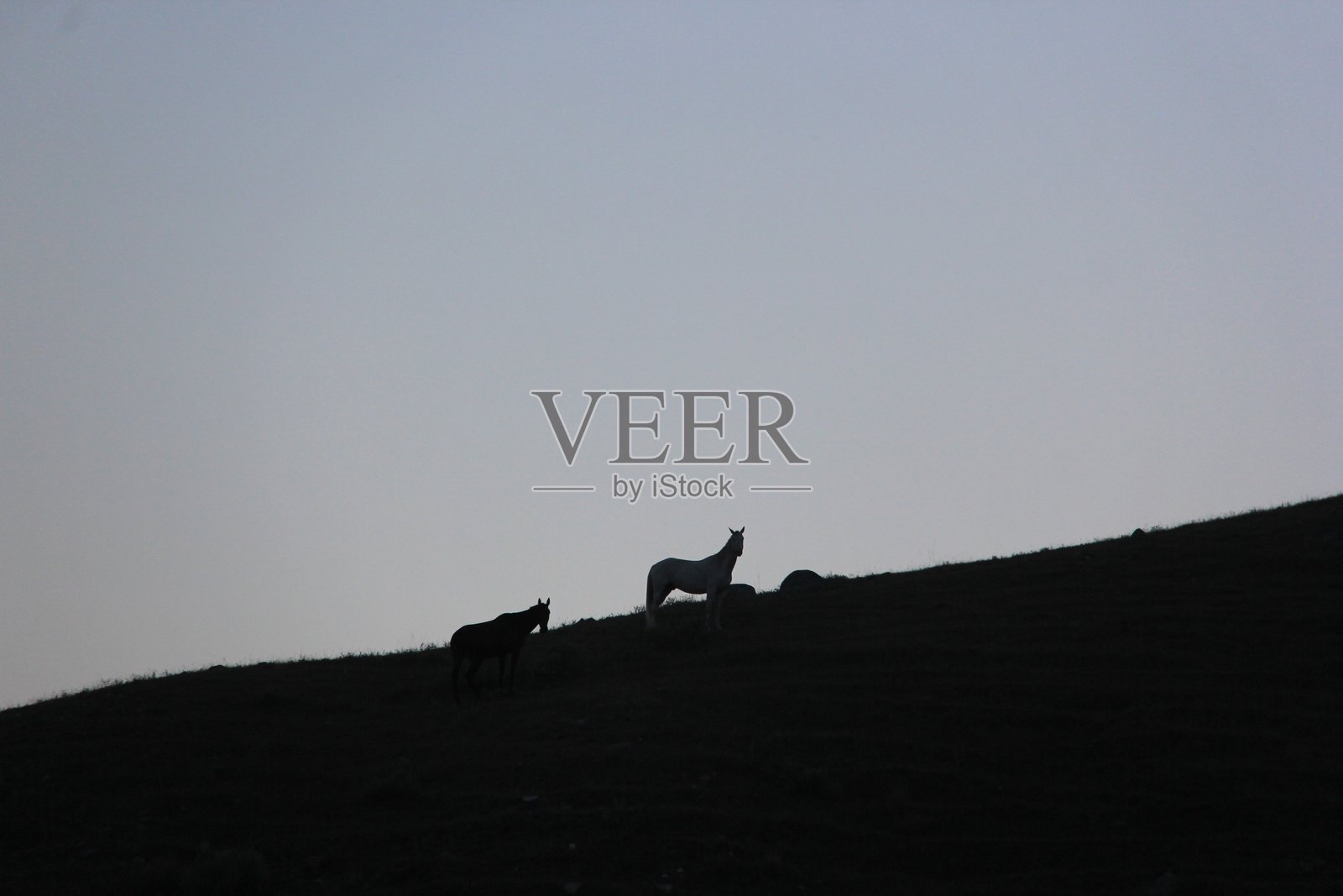 山谷中的傍晚天气与风景。照片摄影图片