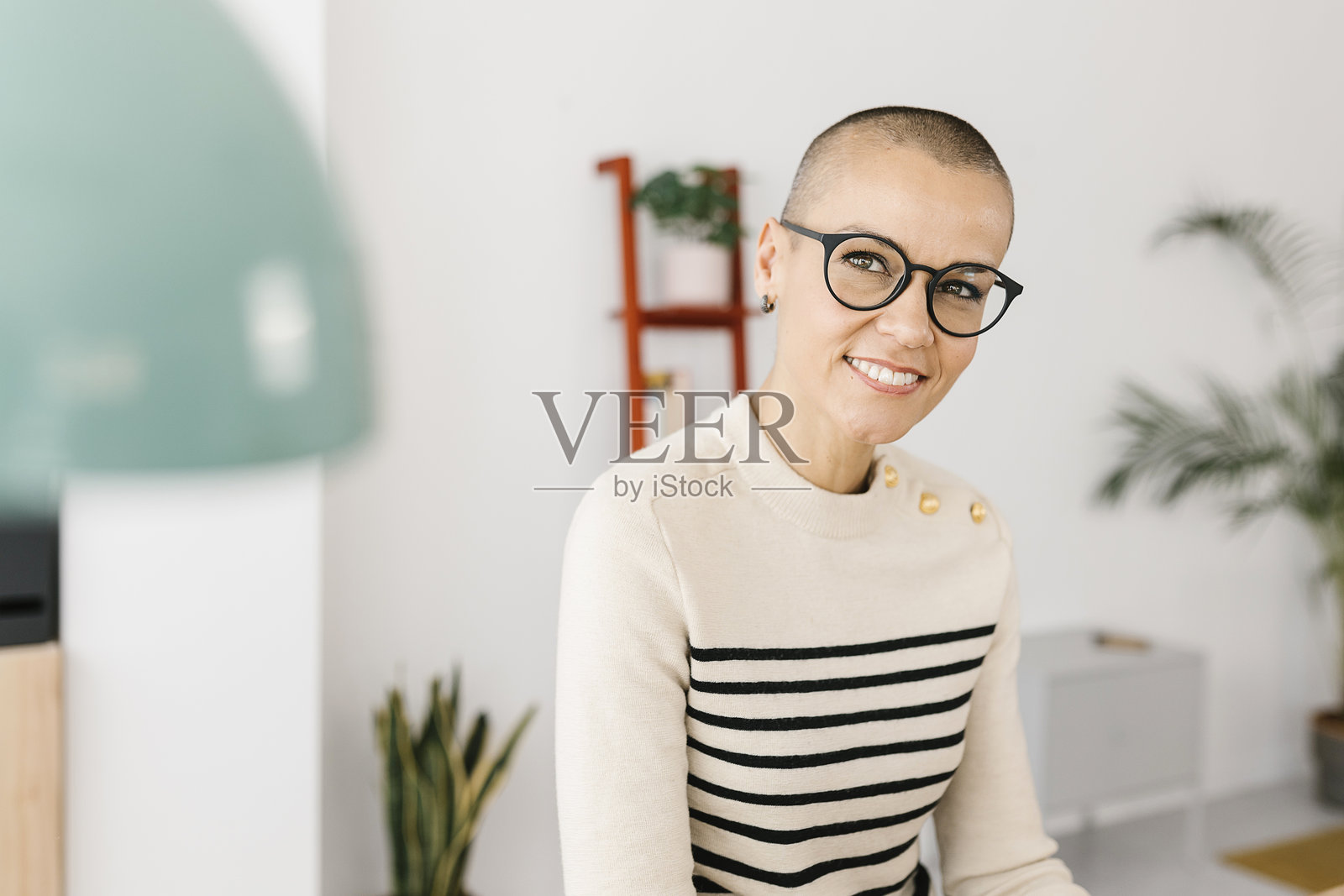 成功的中年女商人在家办公室的桌子上坐着照片摄影图片