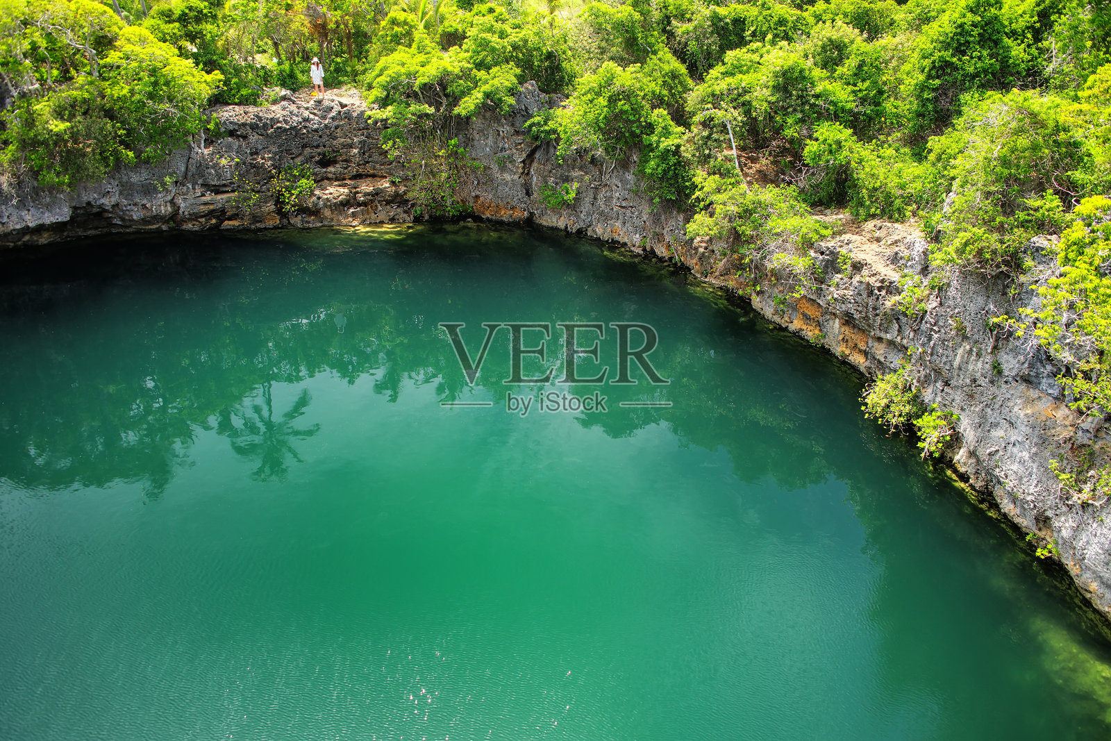 新喀里多尼亚忠诚群岛乌韦阿岛北部的海龟洞。照片摄影图片