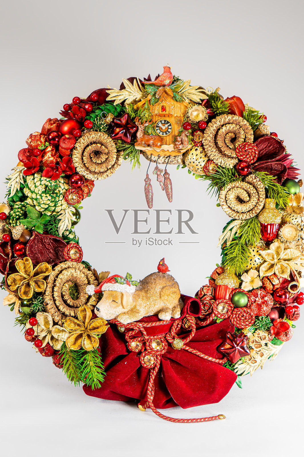 圣诞节桌面布置。美丽的装饰。圣诞树、蜡烛、星星、灯光和优雅的配件。圣诞快乐,节日快乐,模板。照片摄影图片