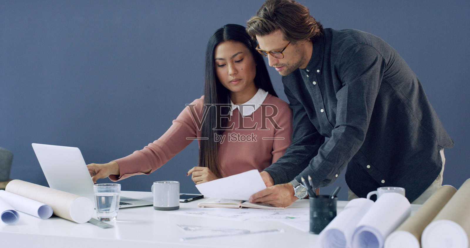 建筑师、人员在办公室讨论设计审查、城市规划或创意,手中持有文件。空间、团队合作或蓝图,配有笔记本电脑,用于建筑、房地产开发或反馈报告。照片摄影图片