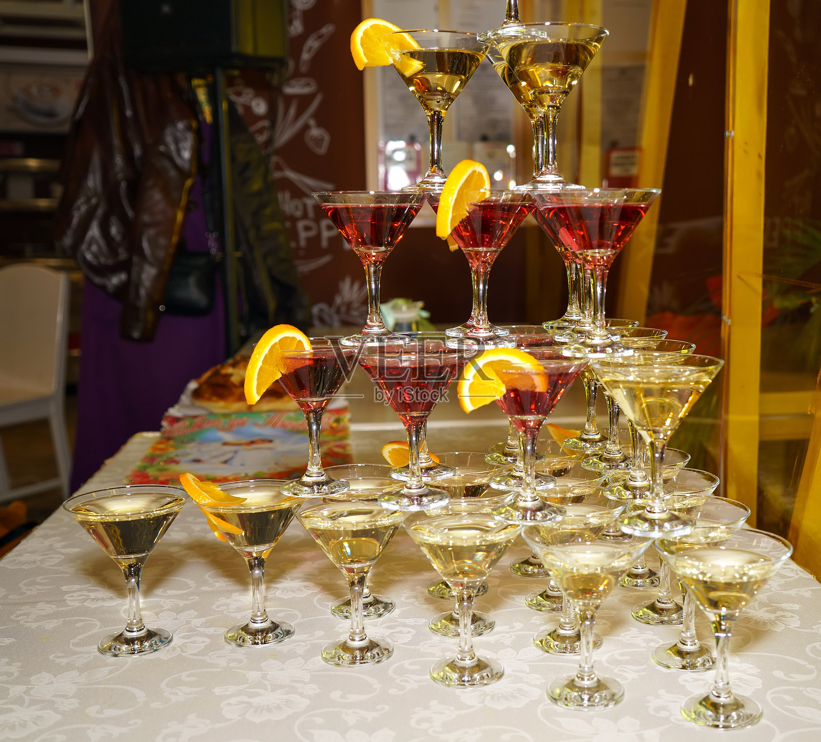 美丽的红白葡萄酒酒架照片摄影图片