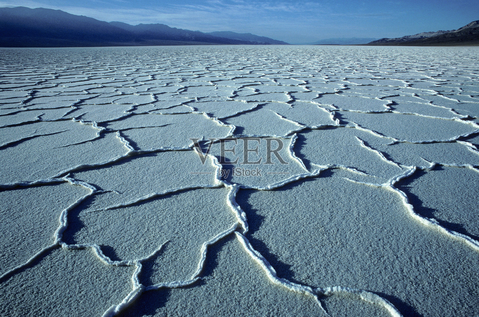 死亡谷国家公园的盐滩照片摄影图片
