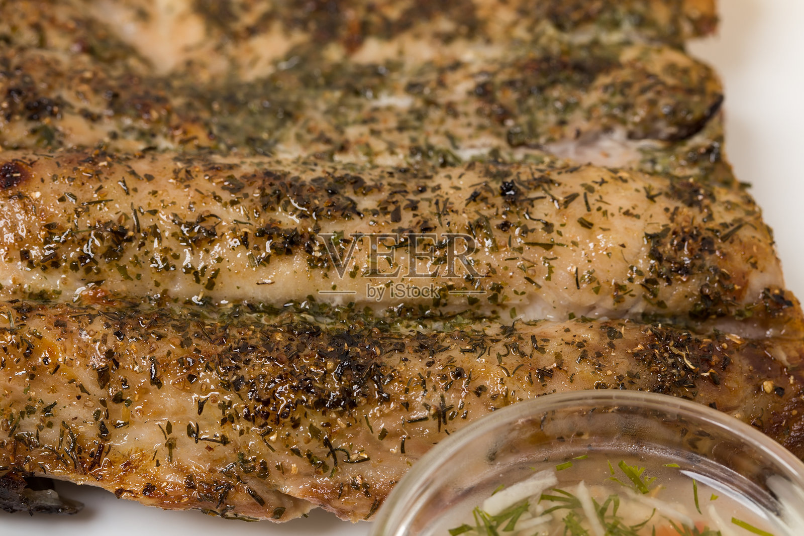 香草烤鱼片。照片摄影图片