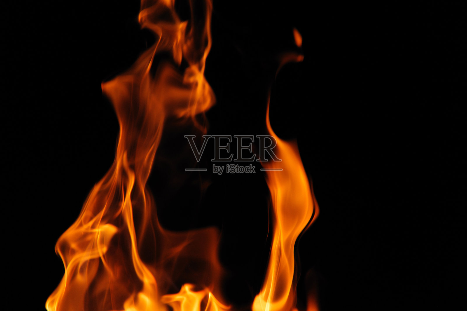 黑色背景上的燃烧火焰照片摄影图片