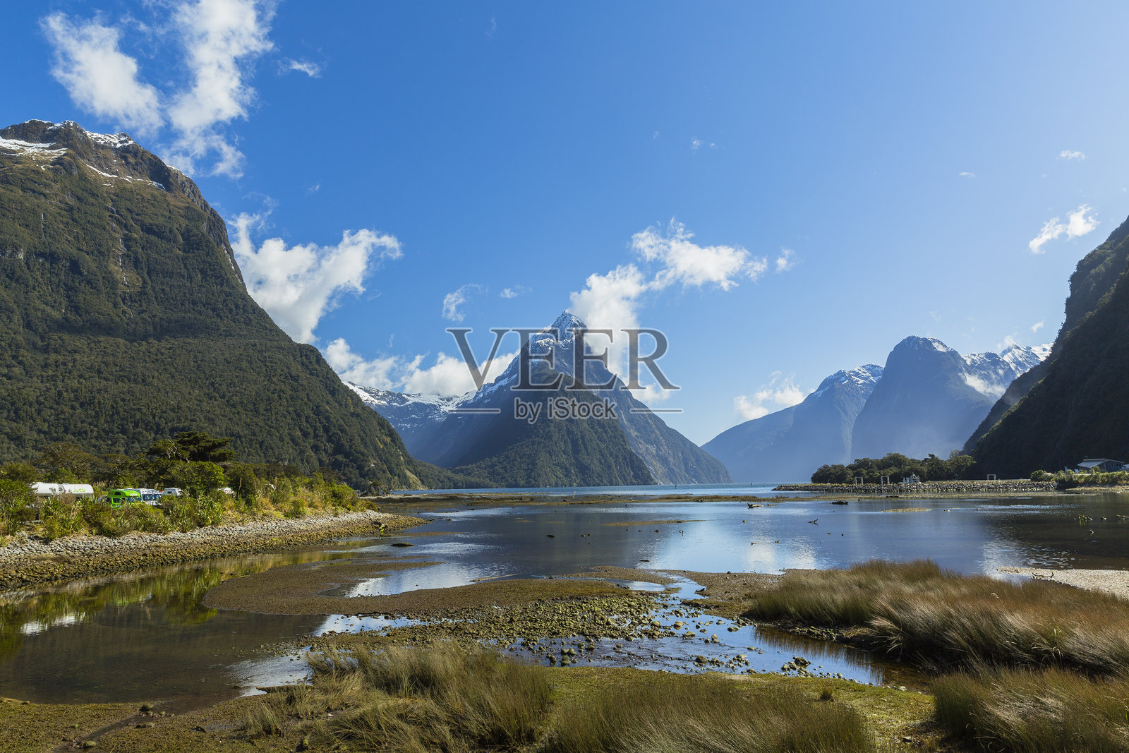 新西兰菲奥德兰国家公园的米特峰,位于米尔福德峡湾。照片摄影图片