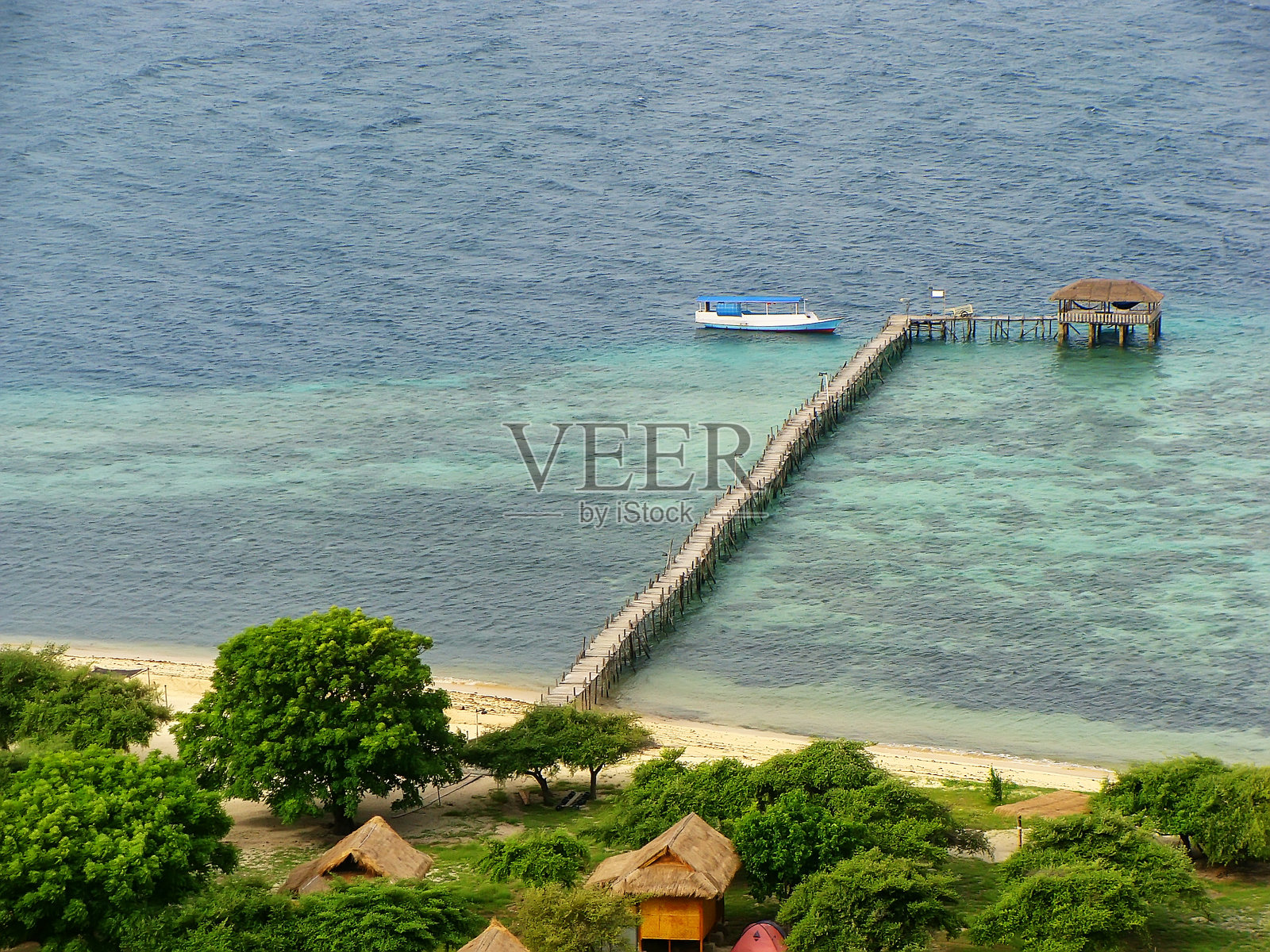 印度尼西亚努沙登加拉弗洛雷斯海上的卡纳瓦岛长木栈桥照片摄影图片