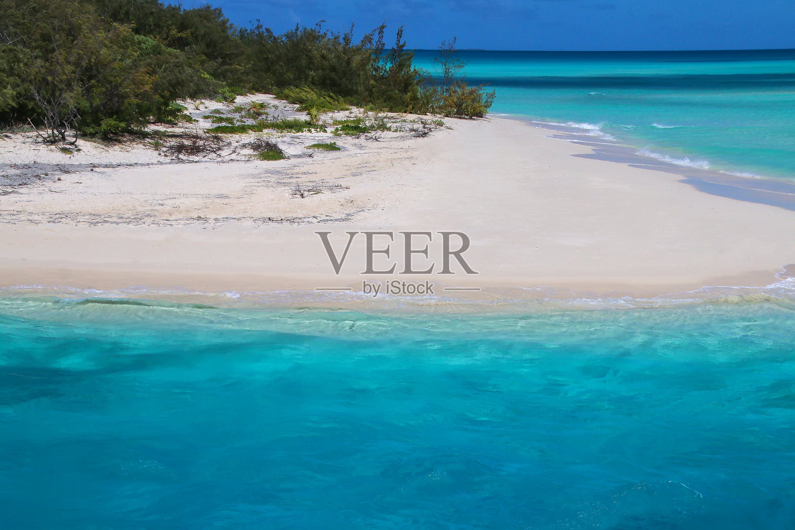 新喀里多尼亚忠诚群岛穆利岛欧维亚泻湖岸边的沙滩。照片摄影图片