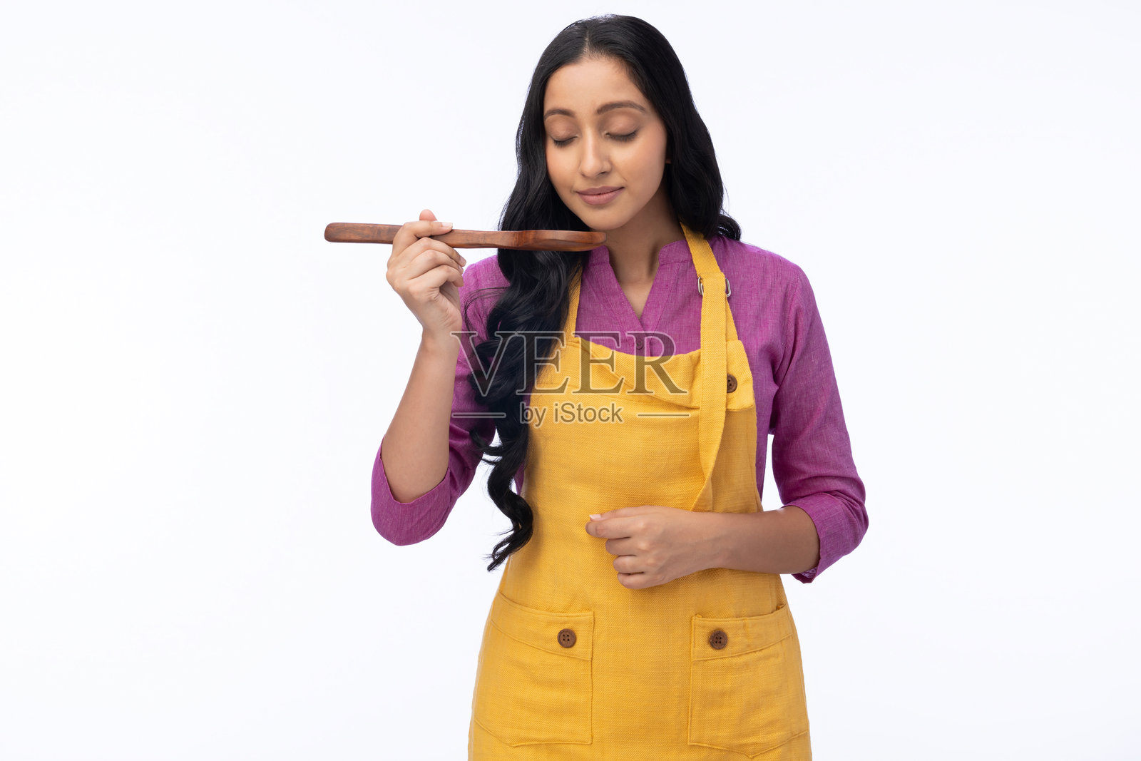 年轻印度女性厨师穿着围裙的肖像,背景为白色照片摄影图片