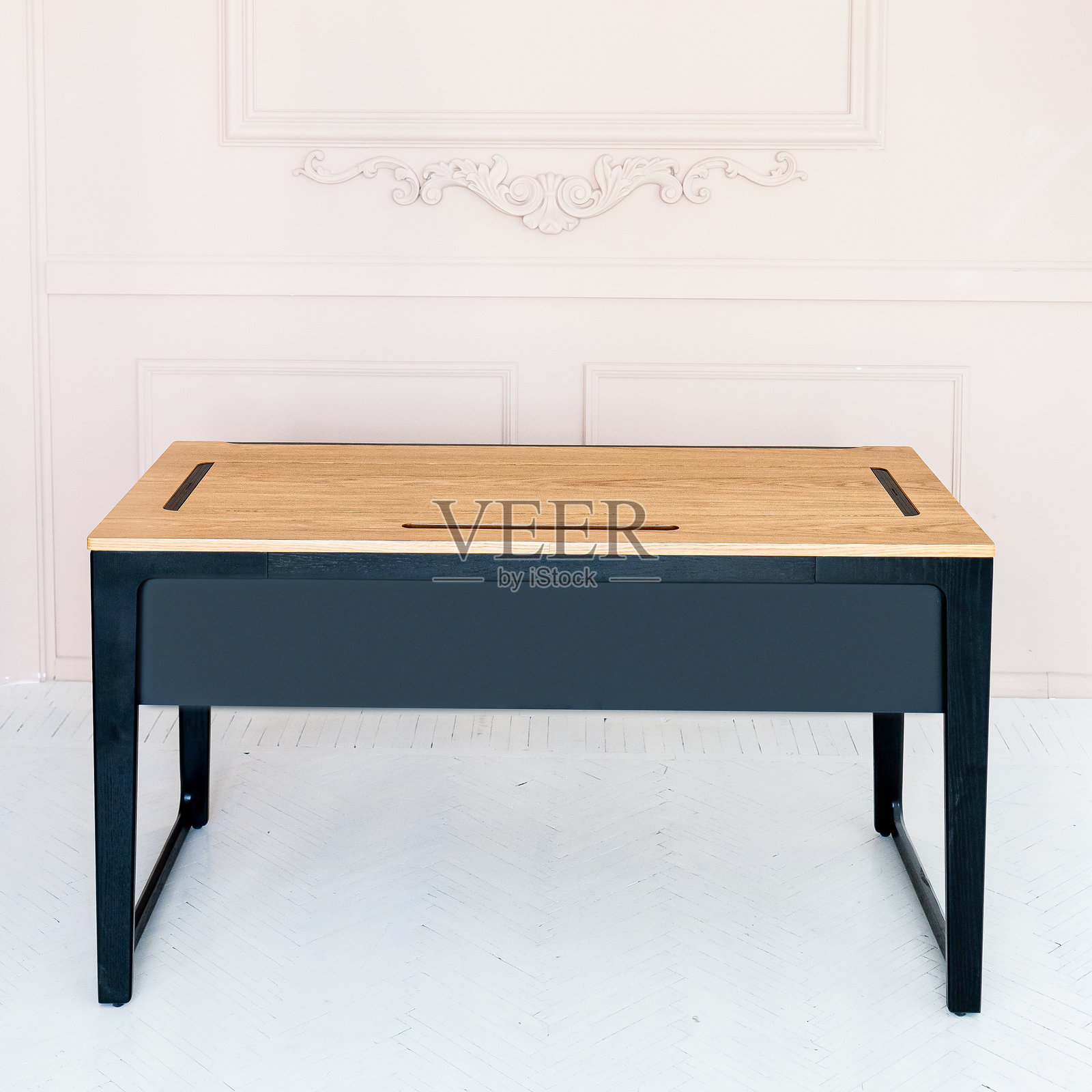 带有大木桌的董事办公室。室内设计照片摄影图片