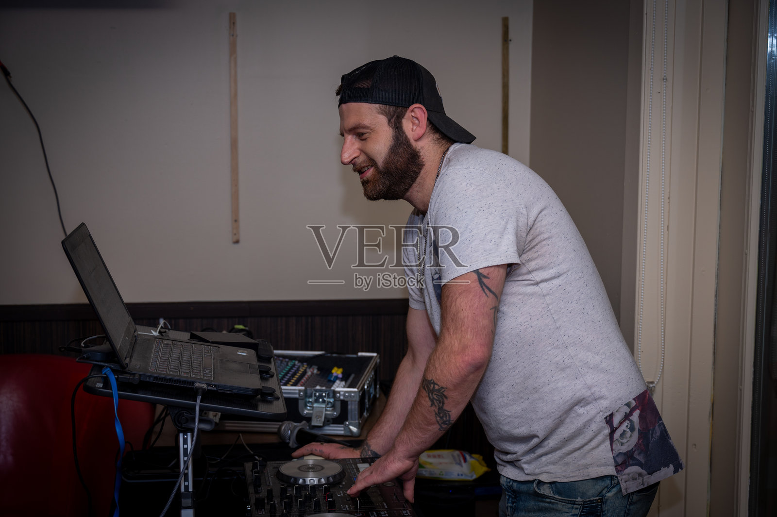 在派对上担任DJ的男子照片摄影图片