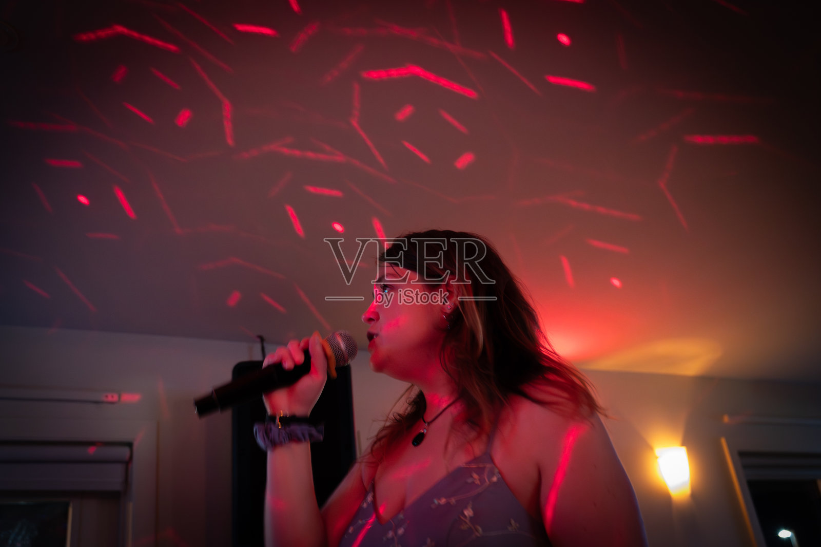 女人在卡拉OK唱歌照片摄影图片