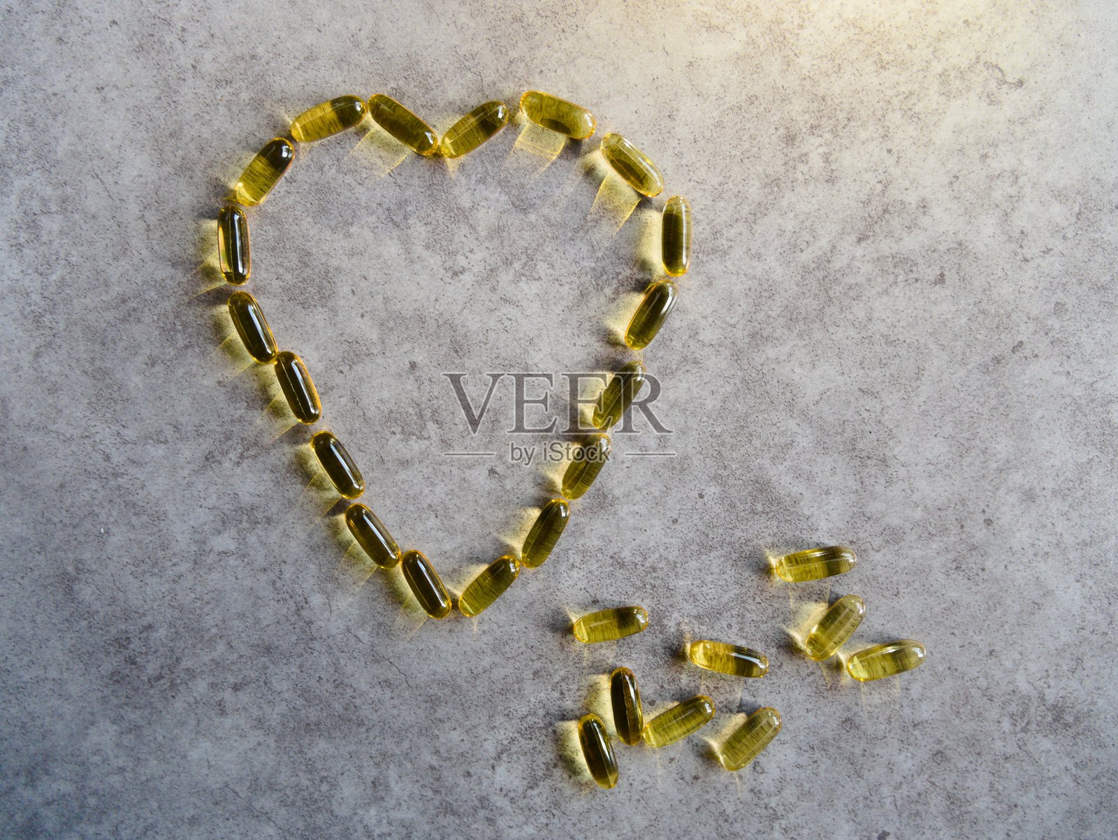 鱼油胶囊排列成一个巨大的心形照片摄影图片