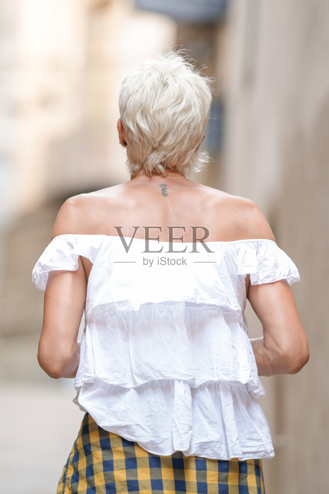 一位穿着白衬衫和黄色裙子的女性照片摄影图片