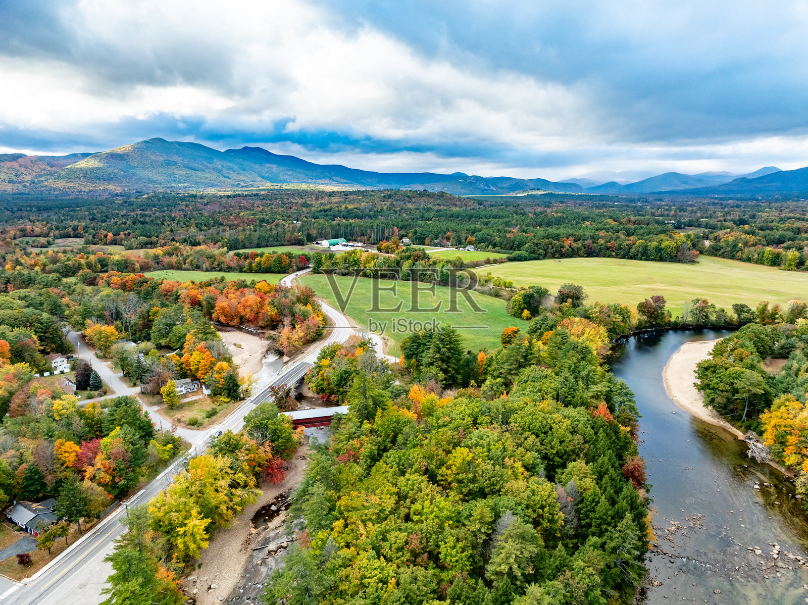 新罕布什尔州康威的萨科河有顶桥照片摄影图片