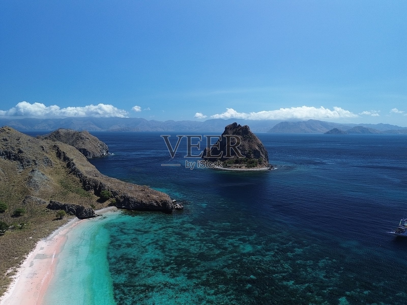 海上的小山丘照片摄影图片