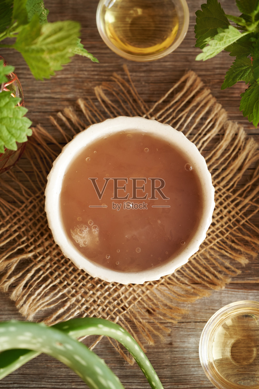 自制亚麻籽凝胶、芦荟、阿甘油、苹果醋和荨麻 - 自制洗发水的成分。无洗发水的替代护发方法。照片摄影图片