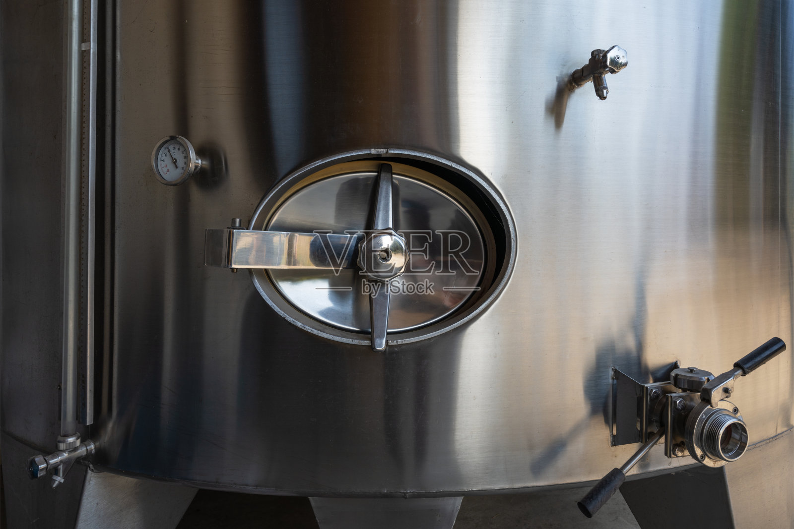 法国卡尔瓦多斯酒厂的苹果汁发酵罐碎片照片摄影图片