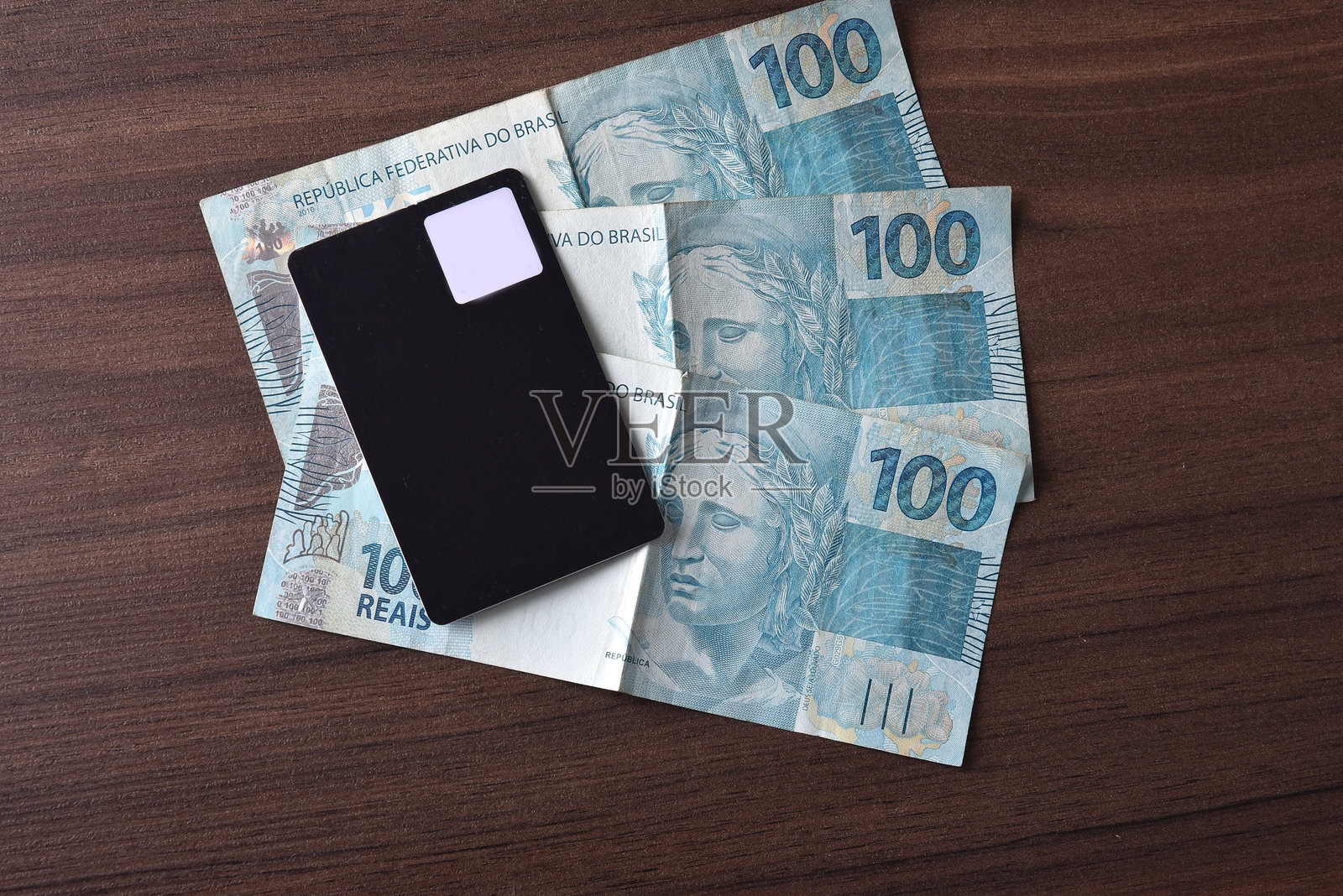 巴西戈亚尼亚,2025年9月17日:美元和巴西雷亚尔纸币的金融价值。照片摄影图片