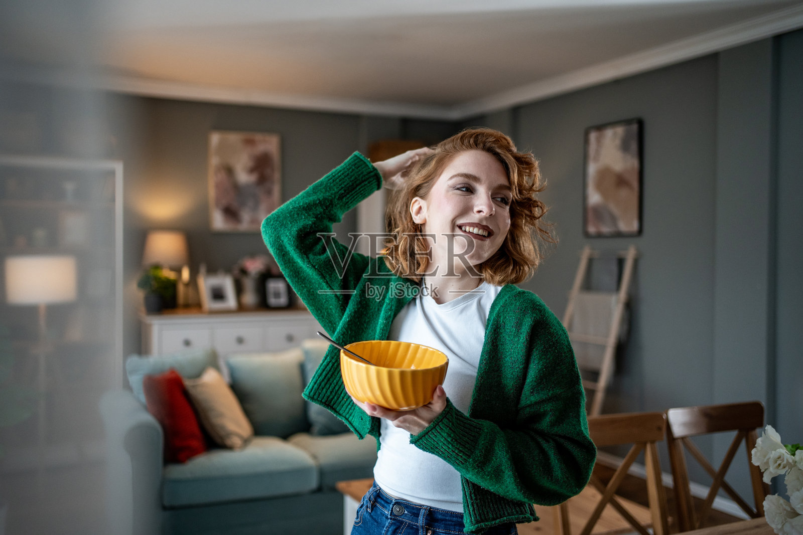 年轻女性在家享用健康早餐照片摄影图片
