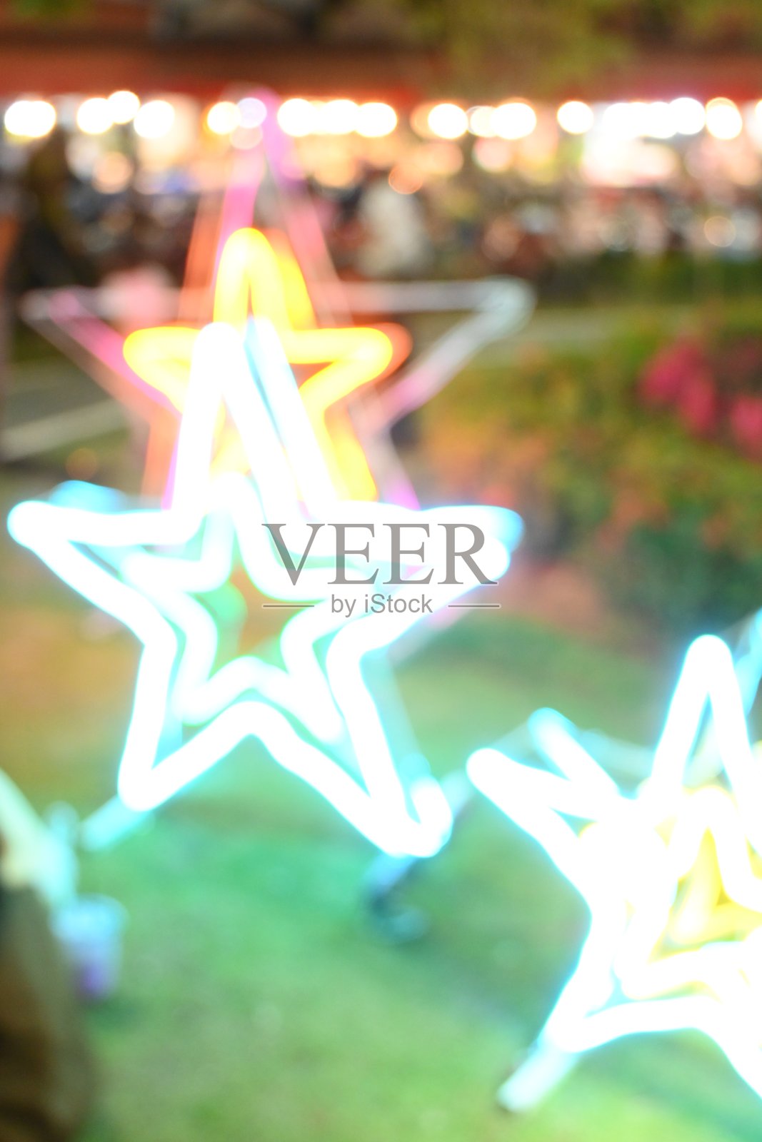 花园中的虚焦灯光,庆祝派对活动照片摄影图片