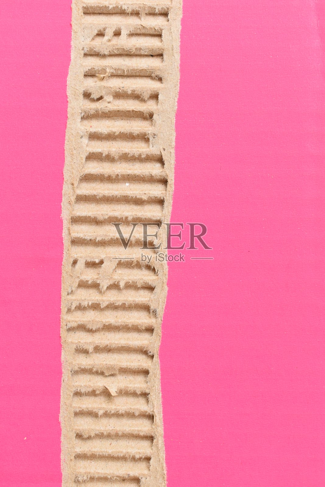 撕裂的粉色纸板箱纹理背景,回收材料照片摄影图片