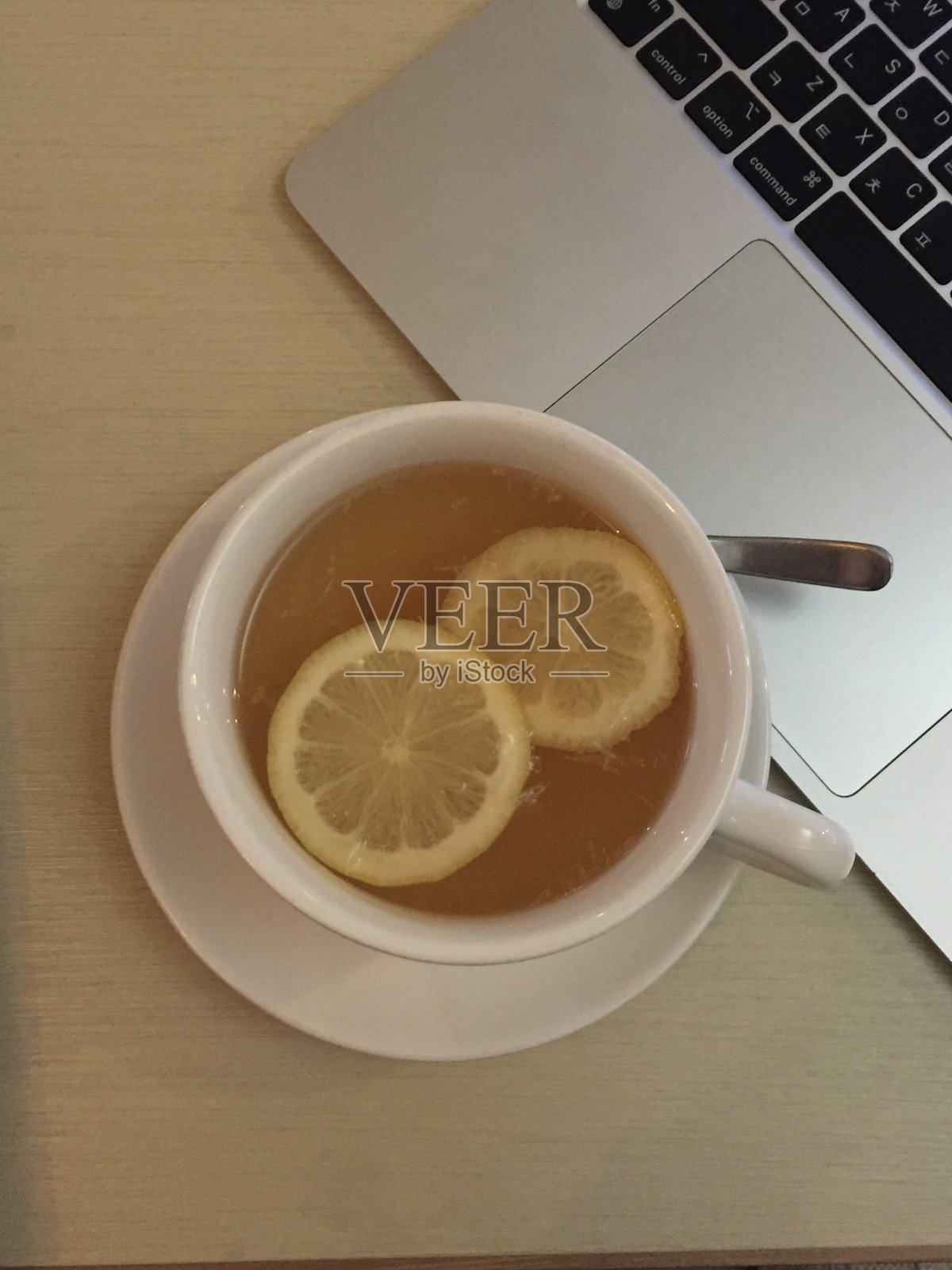 清新的柠檬茶,柑橘的酸爽与顺滑的茶香完美平衡。是一款舒缓又提神的饮品,适合任何时刻享用。照片摄影图片